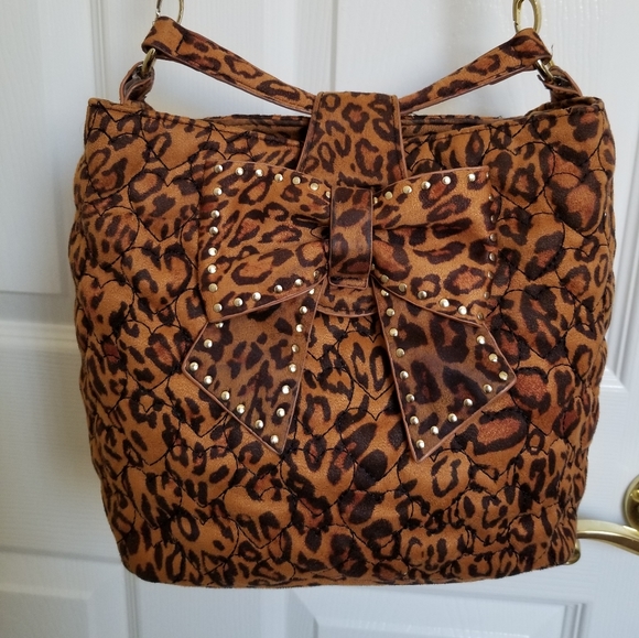 Betsey Johnson Handbags - Betsey Johnson shoulder bag